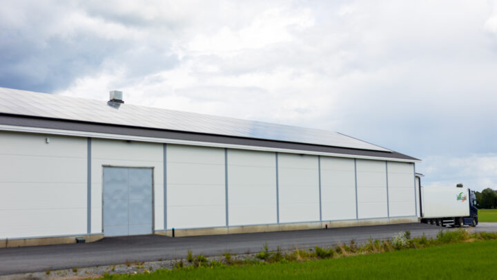 Isokasken tuotantohalli, jonka katolla on aurinkopaneeleja.